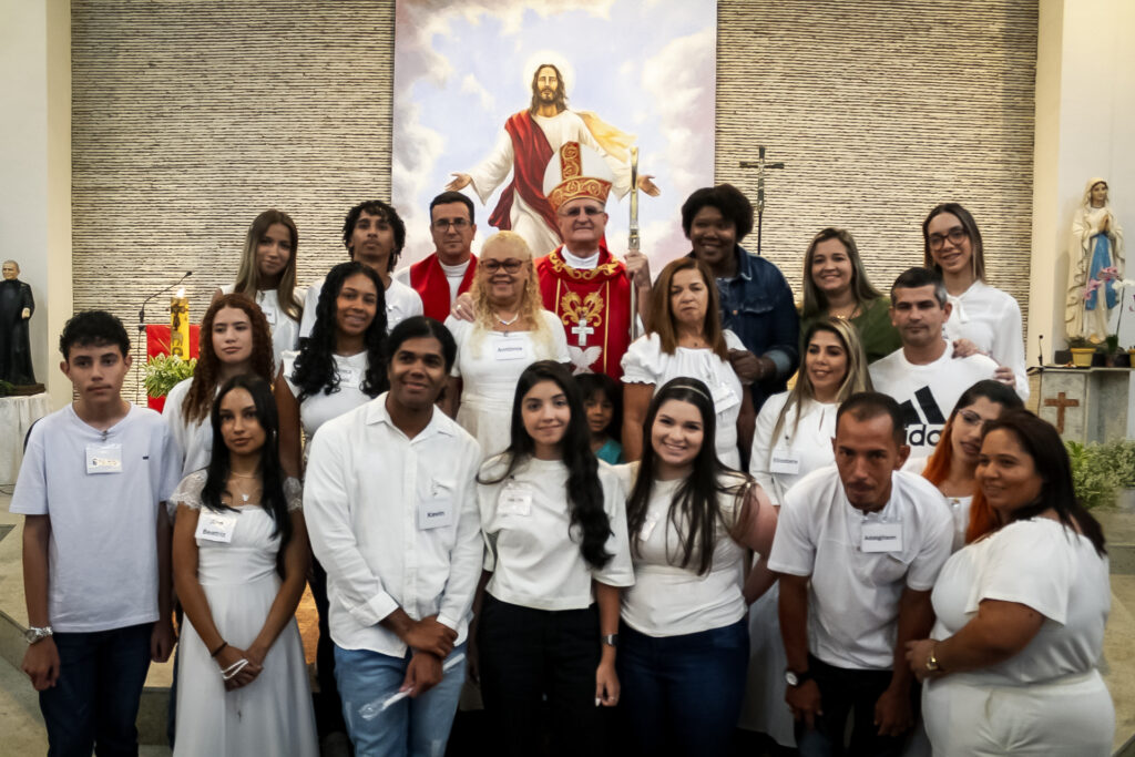 No dia 03/06, muitos fiéis receberam, com emoção e alegria, o Sacramento da Crisma, em Cerimônia Celebrada por Dom Geraldo de Paula Souza, durante a Missa por ele presidida e concelebrada pelo Pároco Padre Josiano, na Matriz de nossa Paróquia.